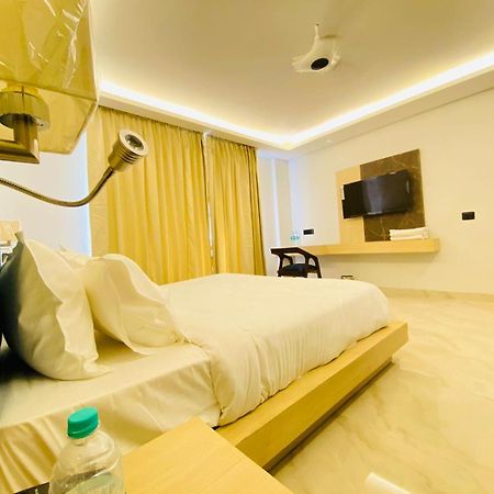 Hotel Holiday Grand เกรทเตอร์นอยดา ภายนอก รูปภาพ