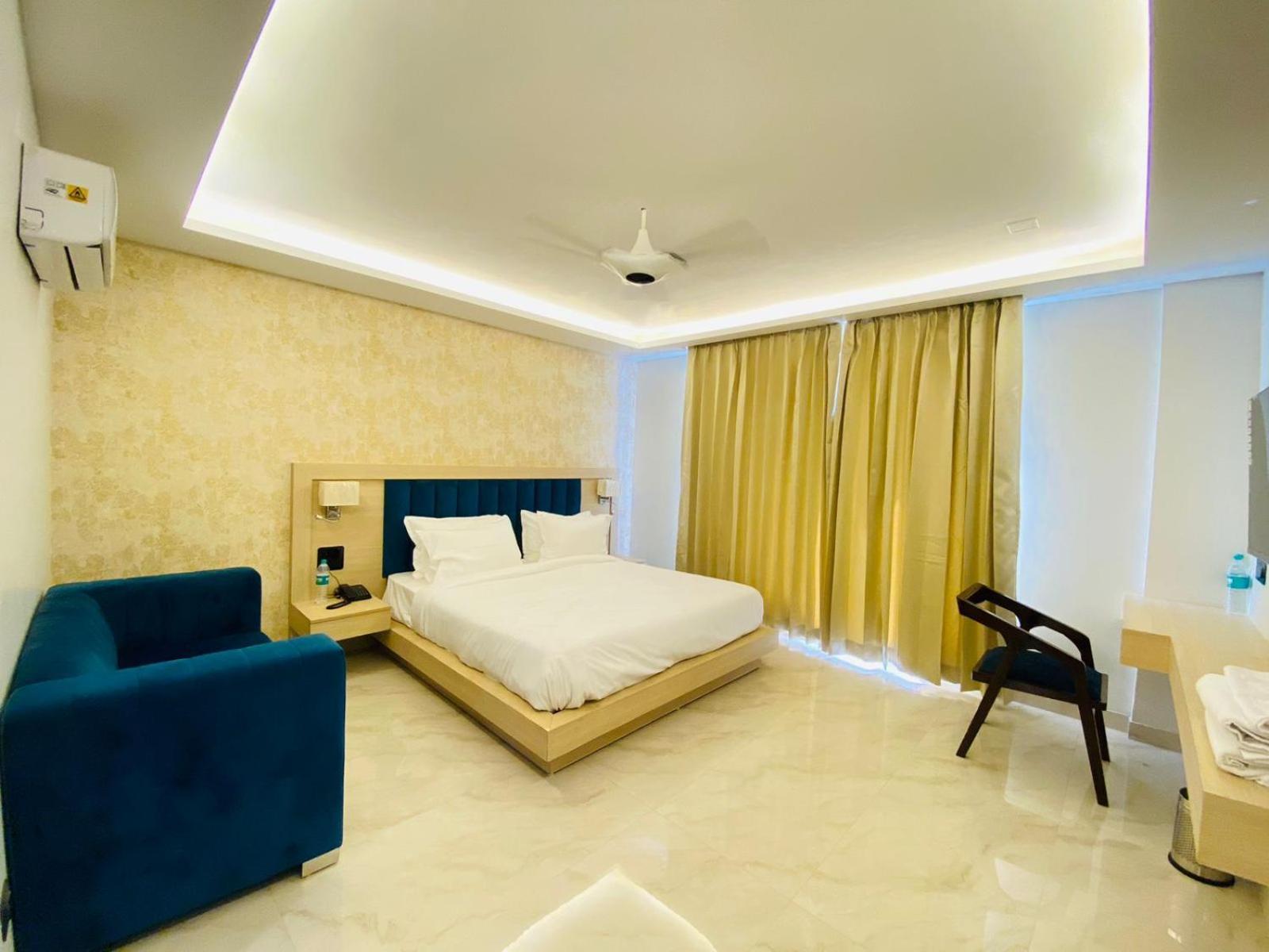 Hotel Holiday Grand เกรทเตอร์นอยดา ภายนอก รูปภาพ