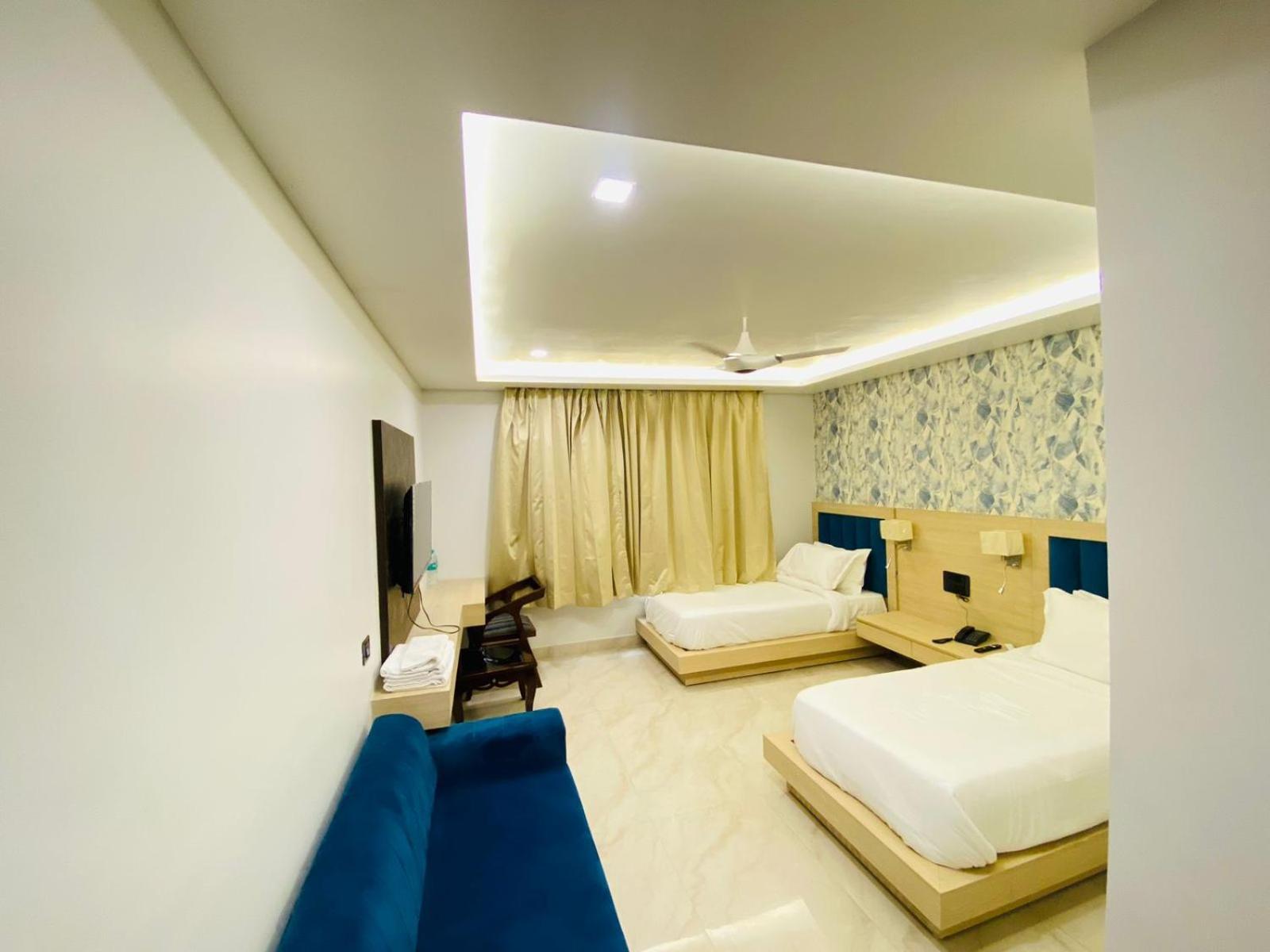 Hotel Holiday Grand เกรทเตอร์นอยดา ภายนอก รูปภาพ