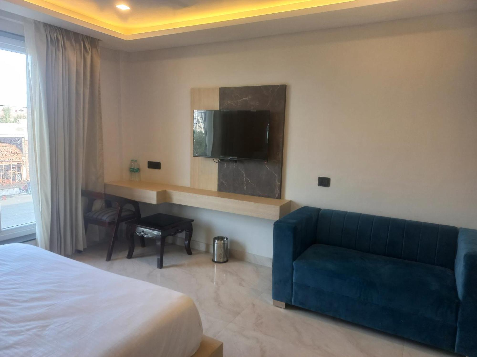 Hotel Holiday Grand เกรทเตอร์นอยดา ภายนอก รูปภาพ