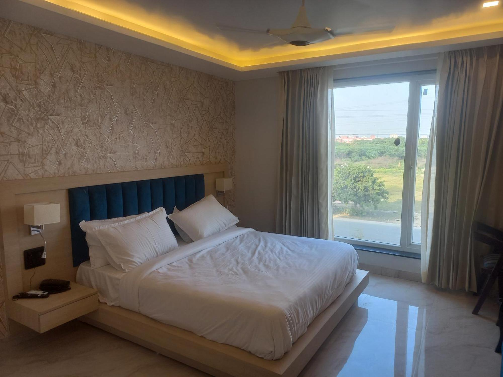 Hotel Holiday Grand เกรทเตอร์นอยดา ภายนอก รูปภาพ